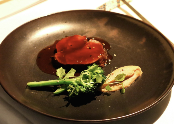 한국 된장과 매실청을 곁들인 독일식 돼지구이 요리