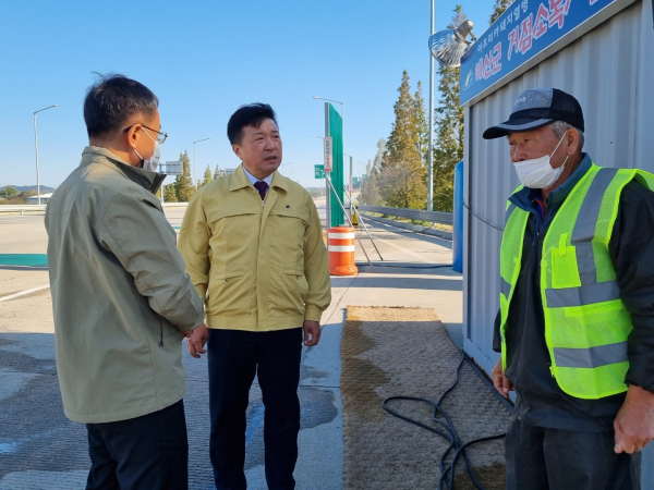 최재구 예산군수 가축 전염병 방역초소 점검 및 근무자 격려 모습