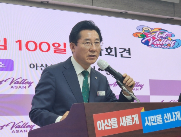 취임 100일 기자회견을 열고 브리핑하는 박경귀 아산시장/박동혁 기자