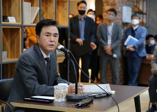 18일 1시간 20분 가량 진행된 윤 대통령과 독대에서 김 지사는, 육군사관학교 논산 이전 등 지역현안에 대한 적극적 지원을 요청했다./사진 김태흠 충남지사 SNS