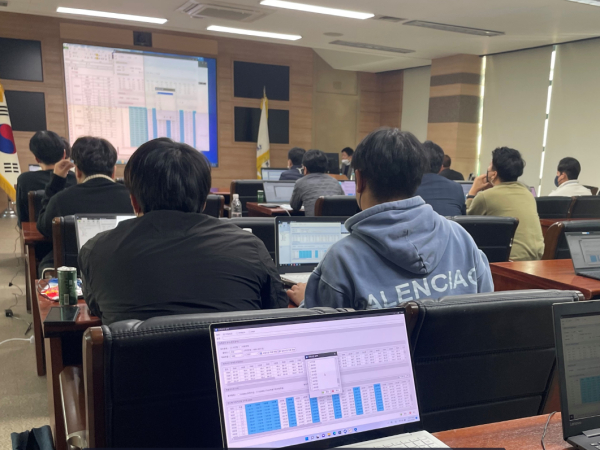 20일, 수리수문설계시스템(K-HAS)의 원활한 사용을 위해 충남지역본부 대회의실(대전)에서 민간 사용자들을 대상 교육 진행 모습