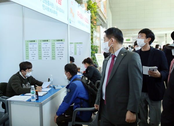 지난 19일 서구청 로비에서 열린 취업박람회 장면