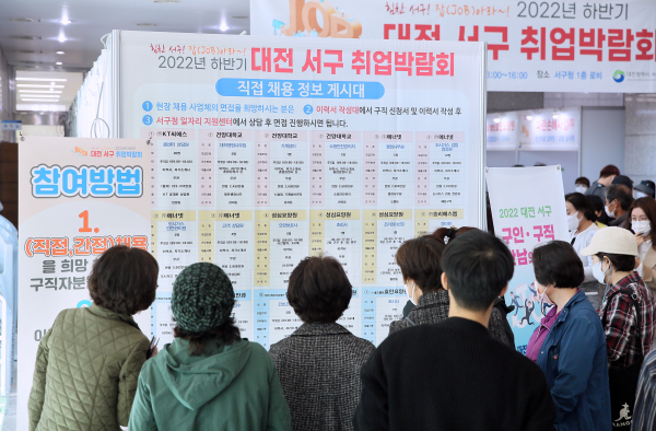 지난 19일 서구청 로비에서 열린 취업박람회 장면