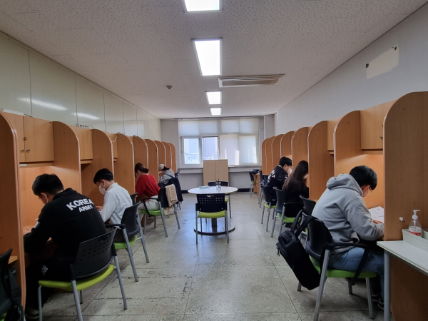 공직준비반 학생들이 공직 진출이라는 목표를 달성하기 위해 공부에 매진하고 있는 모습 장면