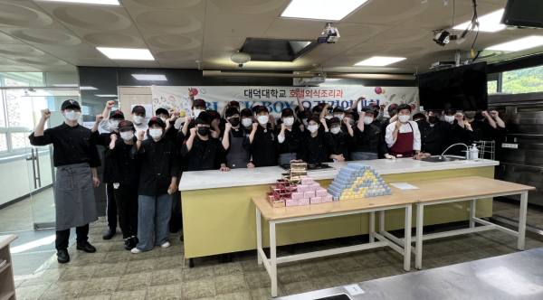 조리경연을 마친 학생들이 미래의 조리전문가를 꿈꾸며 화이팅을 외치고 있다.