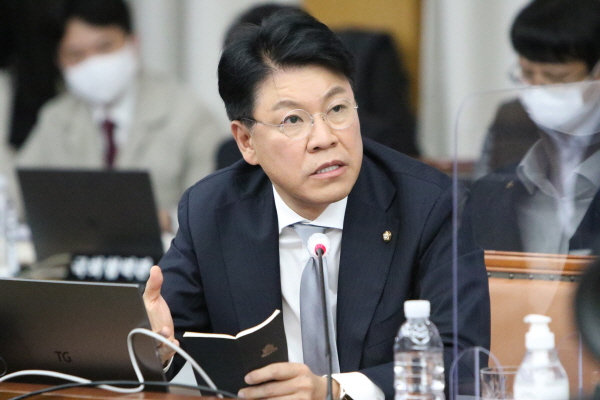 국민의힘 장제원 의원이 대전시 국정감사에서 주민참여예산과 관련해 질의하고 있다.