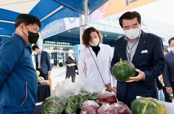 귀농·귀촌·지역민 어울림 한마당 대회 부스를 둘러보는 김동일 시장