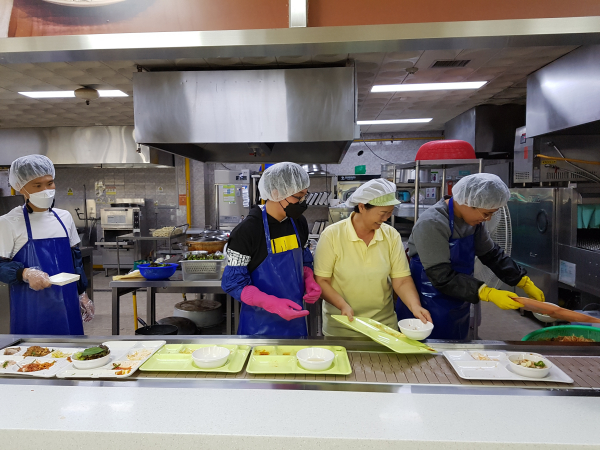 중증장애인 근로자 배식보조 모습