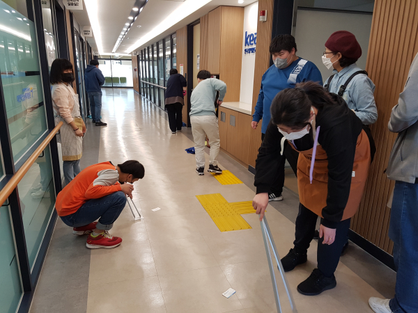 중증장애인 근로자 청소보조 모습