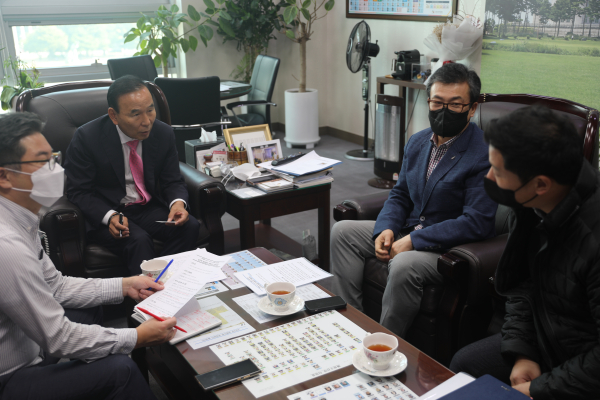 국민의힘 박덕흠 의원은 한국철도공사 관계자들을 만나 ITX-새마을 열차 옥천역 신규 정차를 이끌어 냈다.