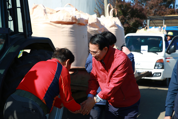 이완섭 서산시장이 지난 23일 산물벼 매입현장에서 농가들을 격려하고 있다