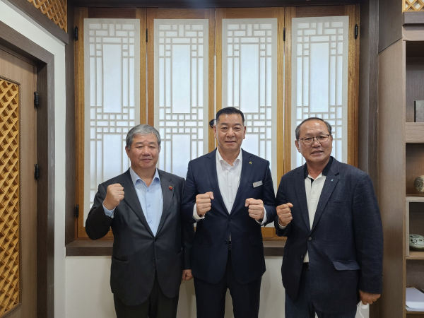 사진 좌측부터 대전상의 정태희 회장, 최원철 공주시장, 류완희 ㈜정원엔지니어링 대표이사