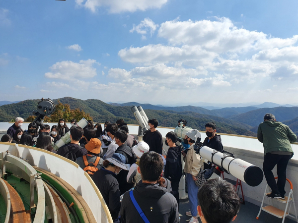 칠갑산천문대 ‘붉은 단풍 푸른 별 여행’ 진행 모습