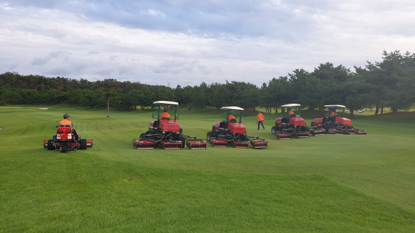 골프존카운티 선산에서 예지장비 갱모어를 활용해 페어웨이 관리를 하고 있다.