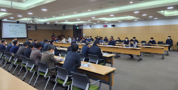 국가철도공단 및 협력사 관계자들이 25일 공단 회의실에서 ‘시스템분야 상생협력 간담회’를 시행하고 있다.