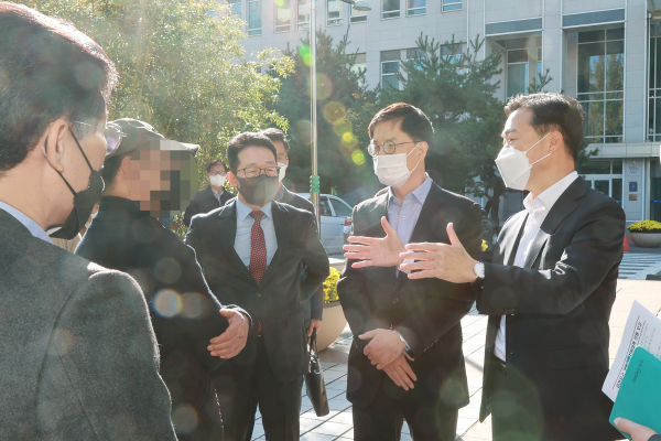 이택구 행정부시장과 이석봉 경제과학부시장이 주민단체 관계자들과 면담하는 모습.