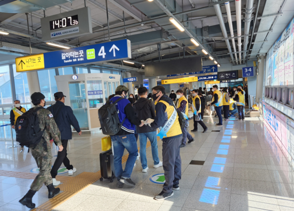 호남본부 직원들이 25일 광주송정역에서 철도 이용객들에게 철도안전 수칙 홍보 등 ‘2022년 철도 안전·청렴캠페인’을 시행하고 있다.