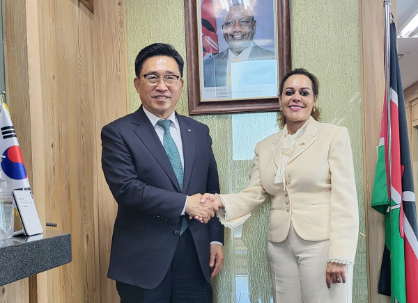 간담회 사진 * 한국농수산식품유통공사 김춘진 사장(좌측), 므웬데 므윈지 주한 케냐 대사(우측)