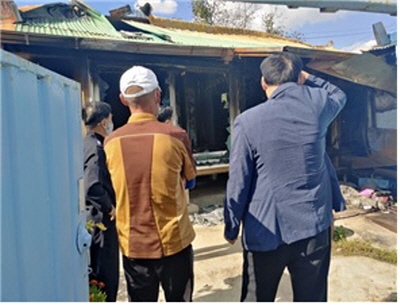 도 소방본부 직원들이 가치가유 충남119 지원 대상자 선정을 위해 화재 피해가 있었던 가정을 방문해 현장을 확인하고 있다