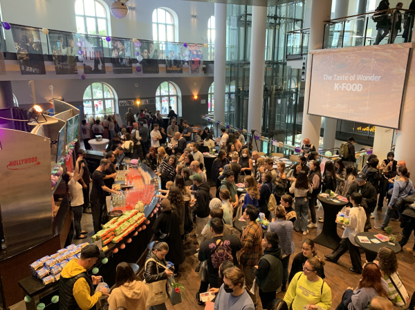 전통 장류로 맛을 낸 닭강정을 맛보는 독일 현지인