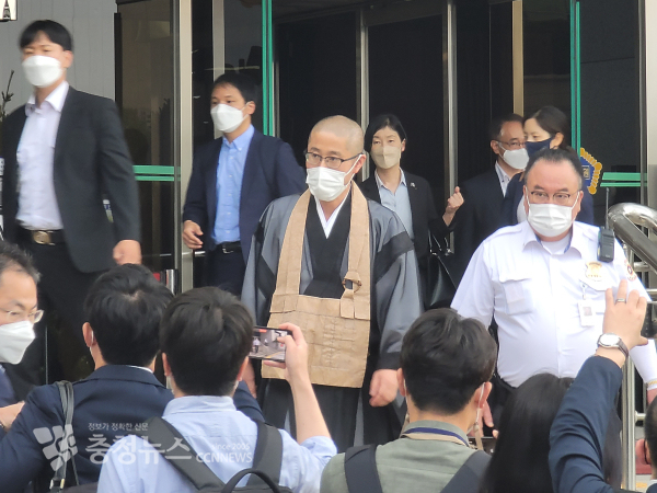 대마도 관음사 다나카 세스료 주지승이 15일 대전고등법원에서 진행된 유체동산 인도 청구 소송 항소심에 보조참가인으로 참석했다.