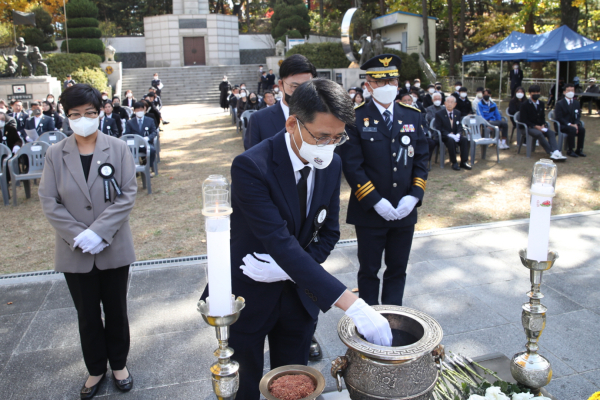 제42회 자유수호희생자 합동위령제 거행 헌화 장면