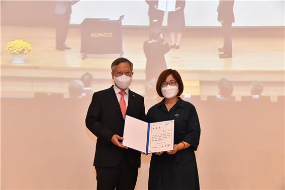 소안순 한국조폐공사 화폐본부 차장(사진 오른쪽)이 창립 71주년 기념 포상 대상자에 선정되어 반장식 사장(사진 왼쪽)으로부터 표창 모습