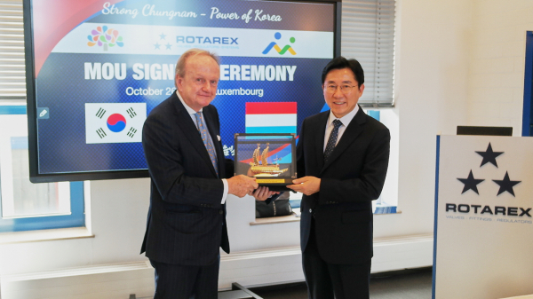 박경귀 시장이 존 클라우드 쉬미츠 회장(왼쪽)에게 기념선물을 전달하고 있다