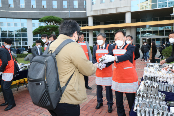 대전시교육청과 함께 건강한 쌀 중심의 식습관 개선 위해 홍보중인 설동호 교육감