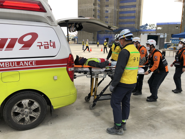 재난대응 훈련 (사상자 구조 훈련 모습)