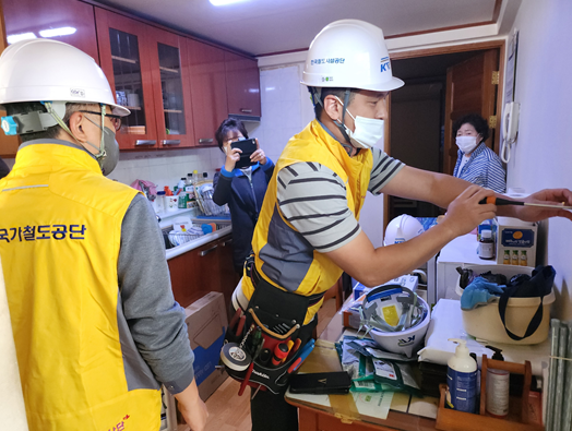 영남본부 봉사단이 27일 부산 중구의 소외계층 가구를 방문하여 LED 교체 재능기부 활동을 하고 있다.