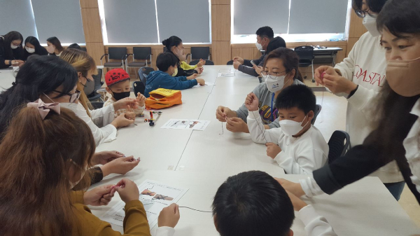 다문화 가족 문화특강의 달 프로그램 진행 모습