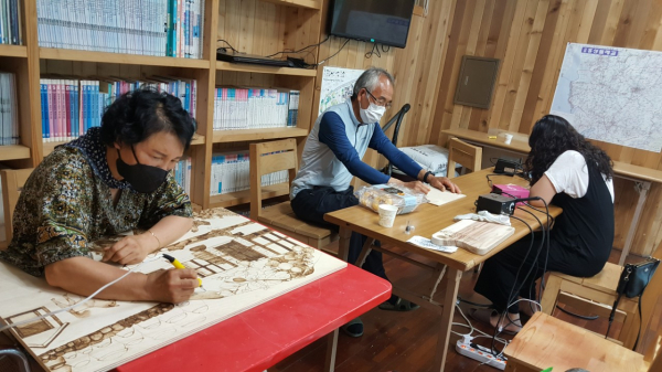 우드버닝 작품 제작 모습