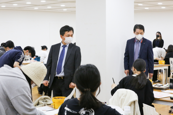 실기고사장 점검하는 홍성태총장_좌1, 천안캠퍼스 김기봉 부총장_좌2