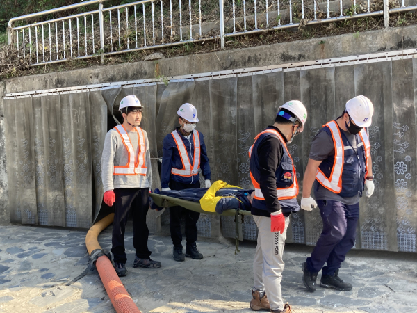 공단 직원들이 안전사고 발생에 대비해 비상모의 훈련(질식자 구조) 실시