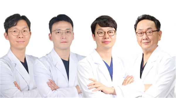 왼쪽부터 신현민(척추센터장), 문경호(스포츠재활센터장), 김용인 대표원장, 김승기(관절센터장) 원장.