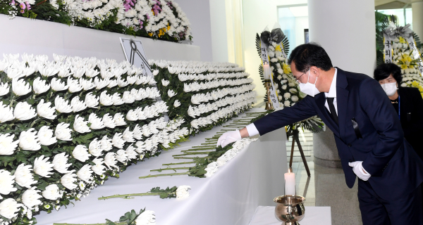 박희조 동구청장, 이태원 사고 사망자 합동분향소 참배 모습