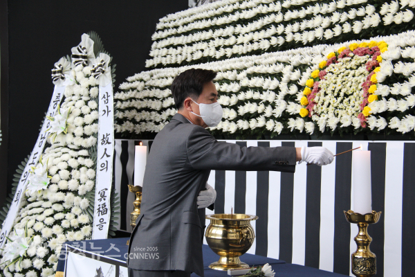 김태흠 충남지사가 31일 도청 로비에 설치된 '이태원 참사 충남 합동 분향소'에서 조문을 하고 있다./사진 권상재 기자
