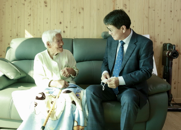 100세 되신 신현군 어르신께 청려장 선물