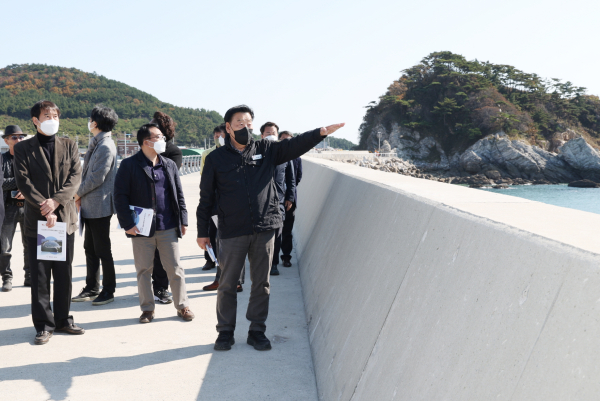 10월 25일 안흥항 일원에서 해양수산부 어촌어항과장 및 평가위원, 가세로 태안군수 등이 참석한 가운데 진행된 ‘클린 국가어항 시범사업’ 현장평가 모습.