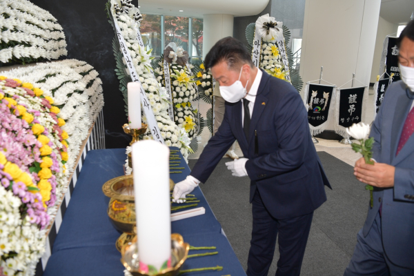 최재구 예산군수는 이태원 사고 합동분향소를 찾아 애도를 표했다