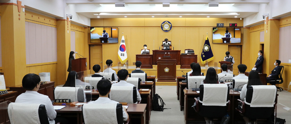 서산시 청소년정책참여위원회「RoY」모의 의회 체험 진행 모습