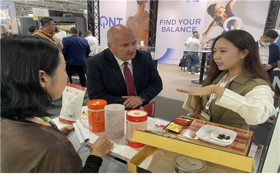 2022 파리국제식품박람회(Sial Paris 2022) 바이어 상담중인 참가업체