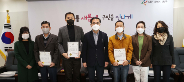 선정된 공동주택관계자들과 기념촬영 하고있는 모습