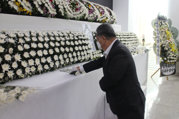 이태원 사고 사망자 대전 합동분향소 조문(정태희 회장 헌화 모습)