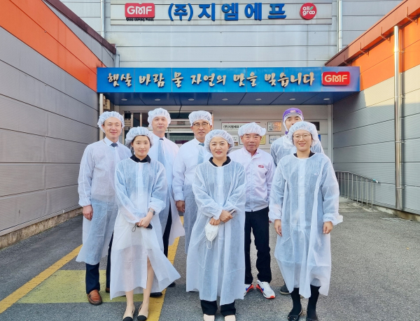 ㈜지엠에프 방문 현장 사진  * 한국농수산식품유통공사 김춘진 사장(둘째줄 좌측 3번째), ㈜지엠에프 김호수 대표(둘째줄 우측 2번째)