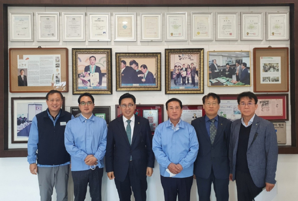 일광영농조합법인 방문 현장 사진  * 한국농수산식품유통공사 김춘진 사장(좌측3번째), 일광영농조합법인 이현송 대표(우측 3번째)