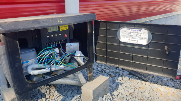 현장에 부착된 개인하수처리시설 책임실명제 스티커 모습