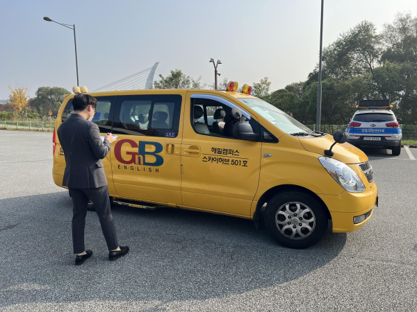 합동점검반이 학원 어린이 통학버스 안전점검을 실시하고 있다.