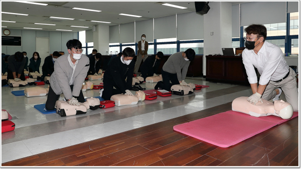 대전도시공사 직원들이 가슴압박소생술(Hand Only CPR) 교육을 받고 있다.